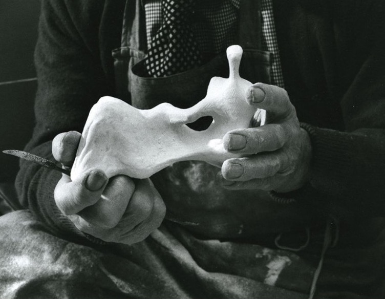 This Living Hand: Edmund de Waal presents Henry Moore
