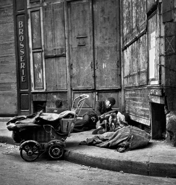Street sleepers, Boulogne-Billancourt, c1950. © Marilyn Stafford