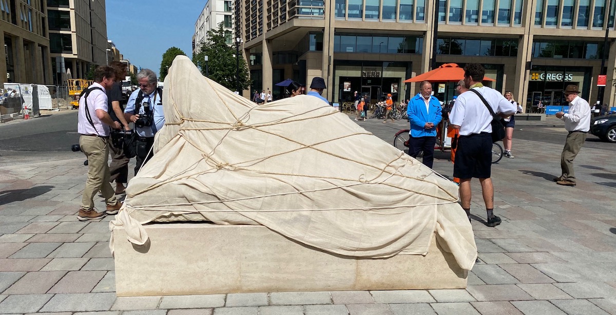 Kevin Dirk, Cambridge Merkez İstasyonu’nun dışındaki halka açık heykelin açılışını yaptı